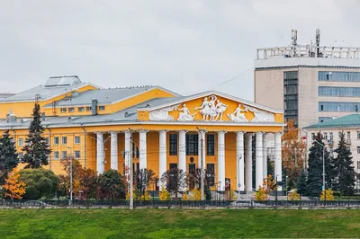 Теплоход Дмитрий Пожарский, проект 588-2, трехпалубный. Описание,  фотографии, план палуб и кают.