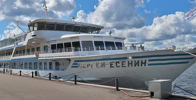 Севший на мель в Рязани круизный лайнер «Сергей Образцов» сняли с мелководья