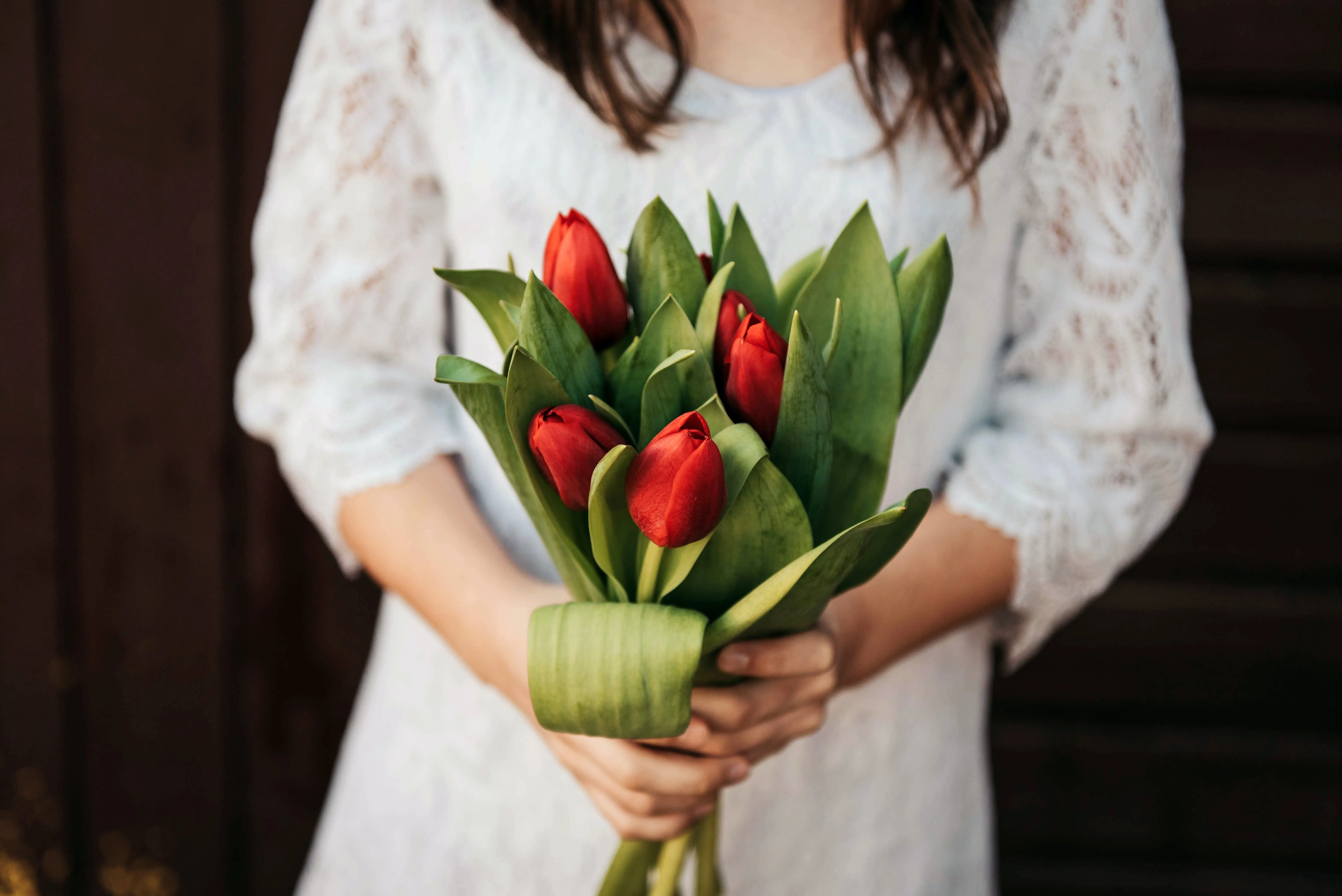 Сколько тюльпанов подарить девушке. Букет тюльпанов. Букет тюльпанов в руках. Тюльпаны в руках у девушки. Фотосессия с тюльпанами.