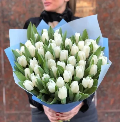 Тюльпаны в руках: прекрасный подарок для любого случая