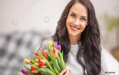 Картинки тюльпанов: руки держат букет