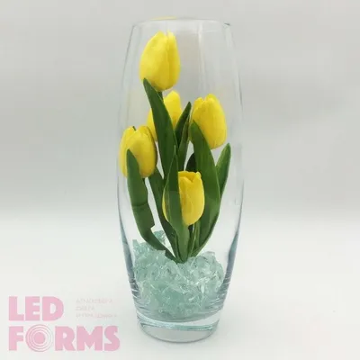 Тюльпаны в вазе стоковое фото. изображение насчитывающей свеже - 28481754