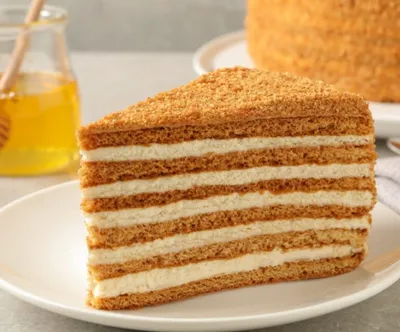 Торт Медовик с кремом «Пломбир», пошаговый рецепт с фото