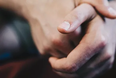 Картинка рук: ощущения треска в пальцах