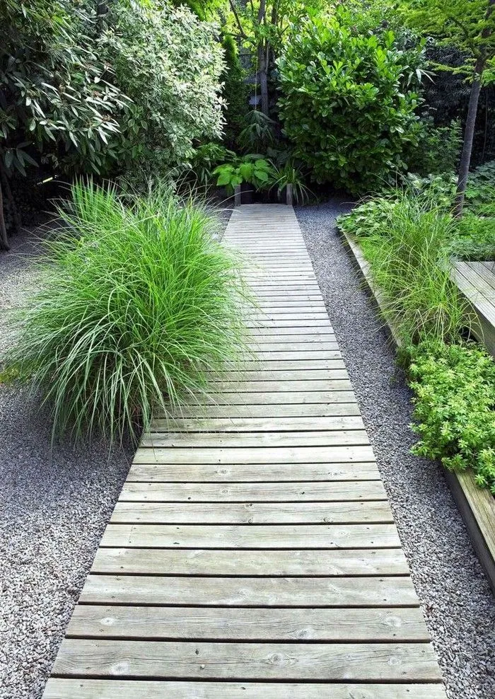 Дорожки на даче из дерева: 50 несложных вариантов | Живу за городом | Garden paths, Driveway landscaping, Backyard landscaping Дорожки на даче из дерева: 50 несложных вариантов | Живу за городом | Garden paths, Driveway landscaping, Backyard landscaping