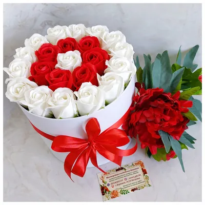 Купить Цветы в коробке из 21 персиковой розы | VIAFLOR