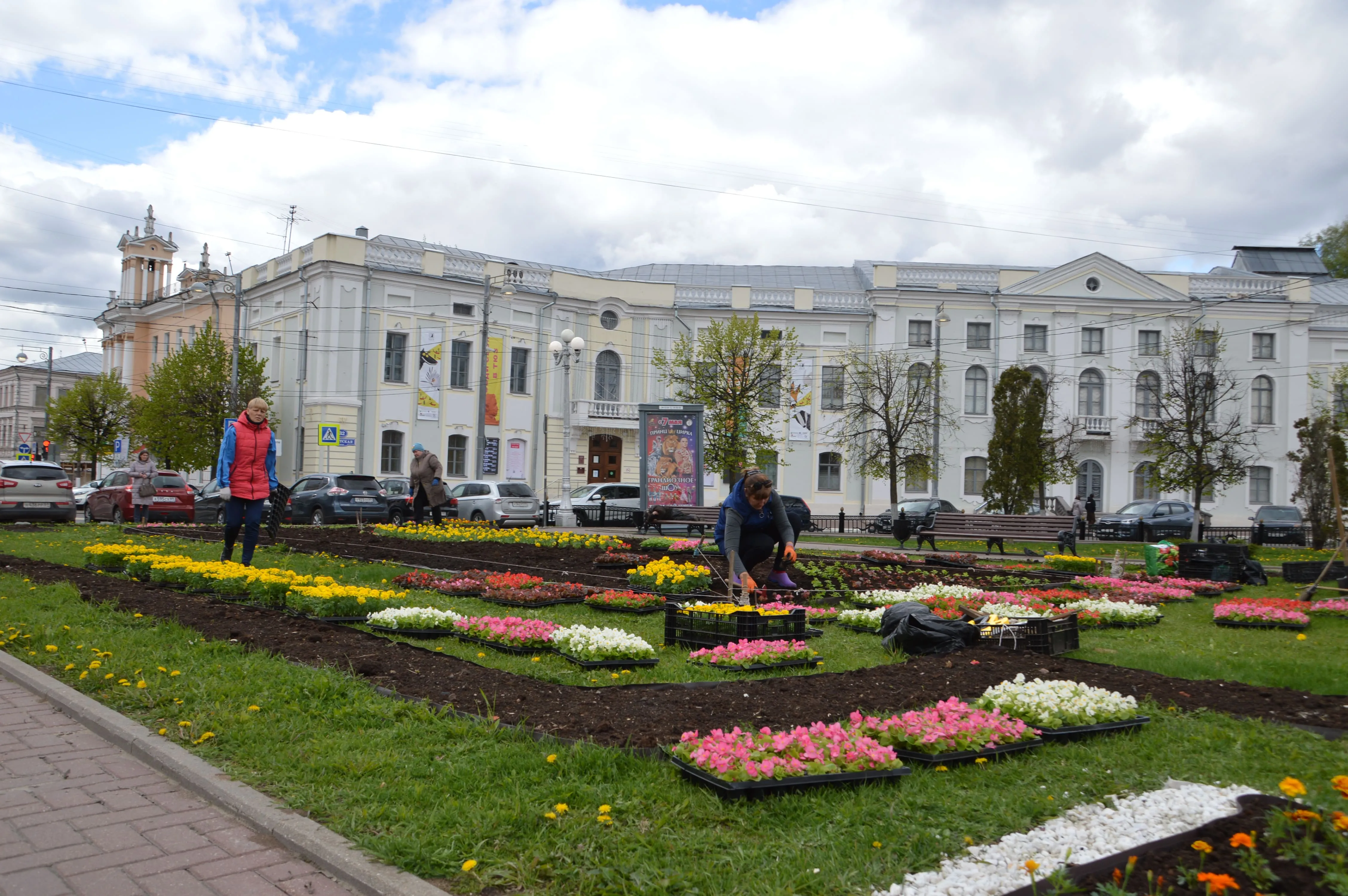 Зеленстрой тверь сайт. МБУ Зеленстрой, Тверь. Клумбы Твери.