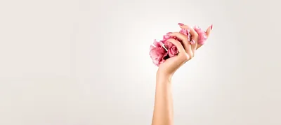 Руки, украшенные цветами: гармония и красота