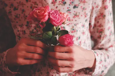 Руки, держащие цветы
