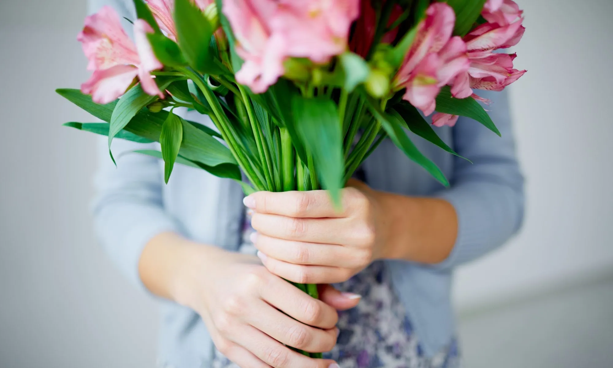 Песня держа в руках цветов букет. Цветок на руку.. Женская рука с цветком. Букет в руках. Девушка с букетом тюльпанов.