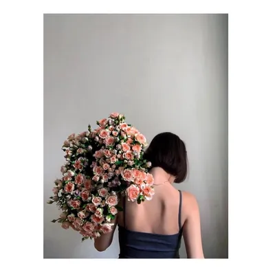 Фотка Цветы в руках без лица: красивое изображение в формате JPG