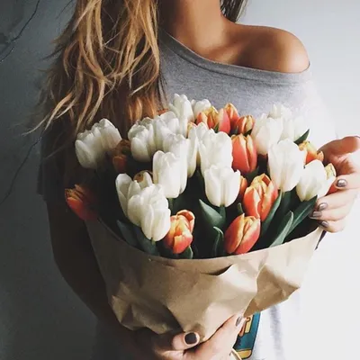 Красивые цветы в руках без лица