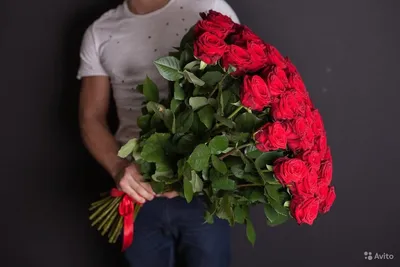 Романтические цветы в руках без лица