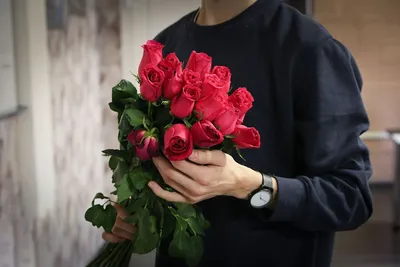 Романтические цветы в руках