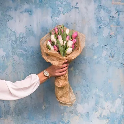Изображение роскошных цветов в руках