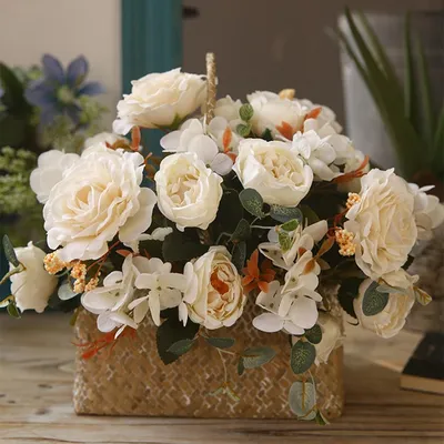 Белые розы в вазе дома - 75 фото
