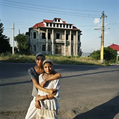 Цыганская столица мира: молдавский городок, где местные жители выставляют  напоказ свое богатство - ЯПлакалъ
