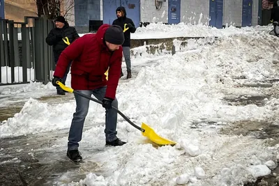 Уборка снега в ежедневном режиме продолжается в Зарайске