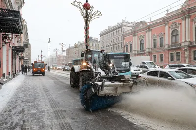 Уборка Снега Рабочий Расчищает Снег Лопатой После Снегопада На Улице —  стоковые фотографии и другие картинки Белый - iStock