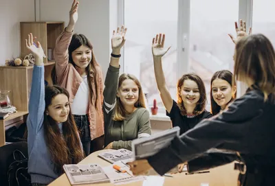 Портрет учителя и детей в классе Стоковое Изображение - изображение  насчитывающей совет, знание: 74503997