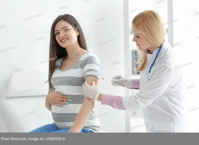 врач делает укол маленькой девочке в больнице. концепция иммунизации  Стоковое Изображение - изображение насчитывающей инфекция, кавказско:  217445333