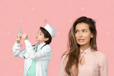 Молодой врач делает пациенту укол стоковое фото ©Lebval 4034932