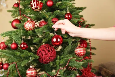 Как украсить елку 2021 в классическом стиле | Рождественские венки, Для дома,  Декор