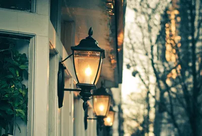 Уличные фонари на вне каменного жилого дома Стоковое Фото - изображение  насчитывающей наведенное, электрическо: 132527658