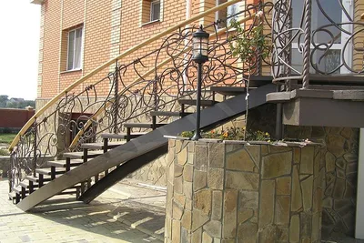 Уличная лестница на второй этаж в частном доме, лестница на 2 этаж из  металла на улице
