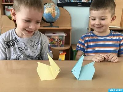 Детские Руки Делают Оригами Из Цветной Бумаги Урок Оригами — стоковые  фотографии и другие картинки Оригами - iStock