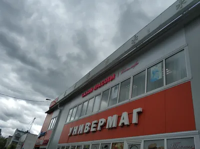 Картинка ужасного татуажа бровей в светлых тонах