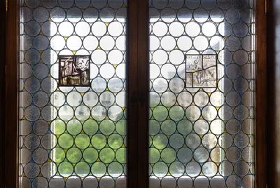 Вид из окна дома на фоне моря Стоковое Фото - изображение насчитывающей  через, селитебно: 192831106