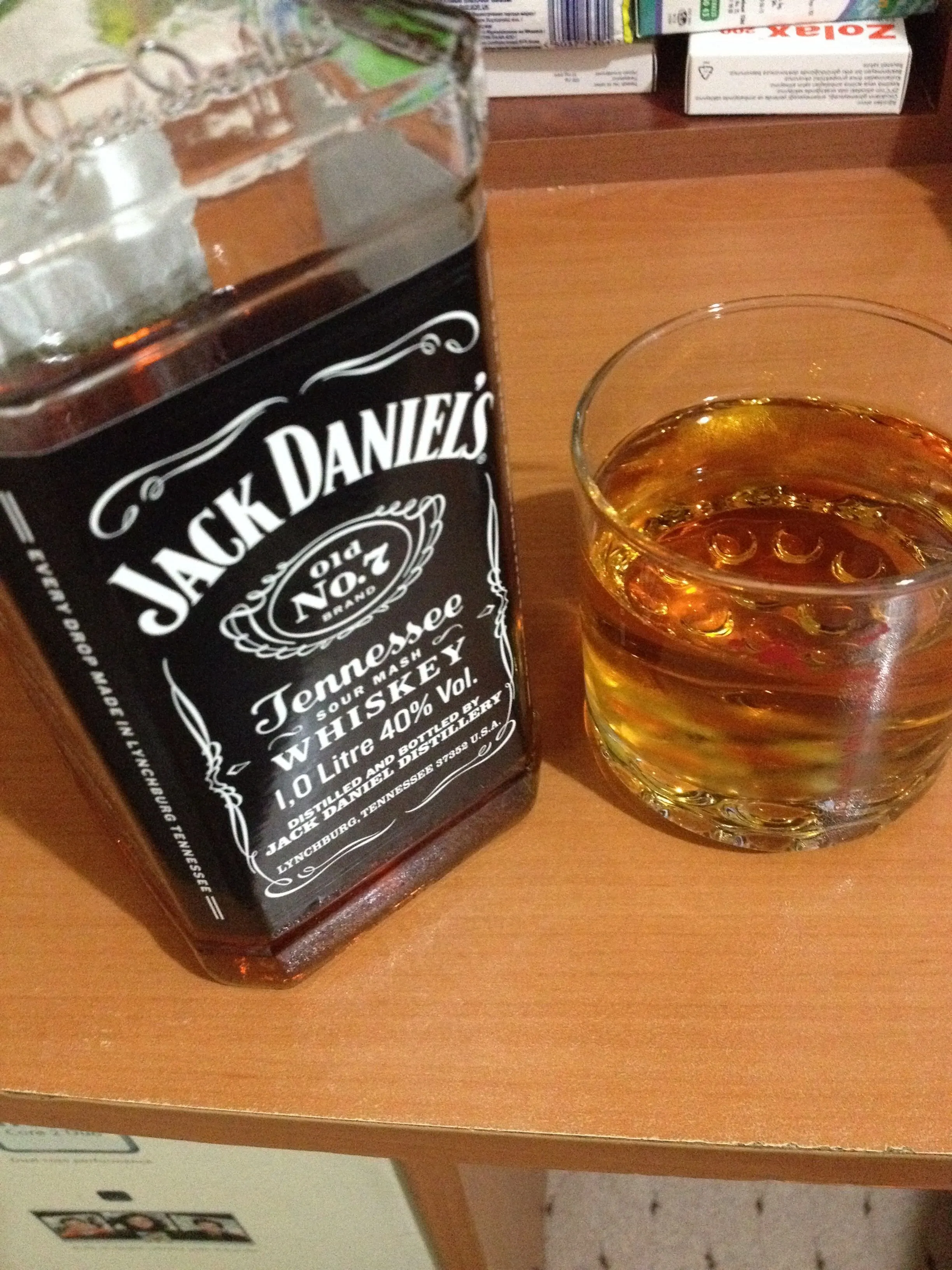 Виски Джек Дэниэлс на столе