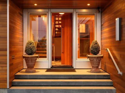 Тамбур и двойная дверь в частном доме - сравнение и выбор