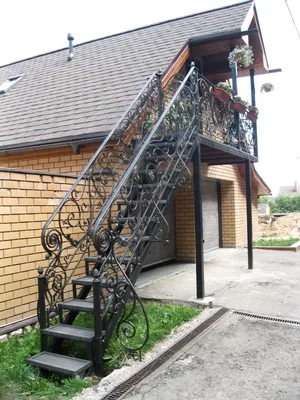 Наружная лестница к дому: деревянная, на мансарду, внешняя, для дачи,  уличная, на 2 этаж здания, купить в Москве