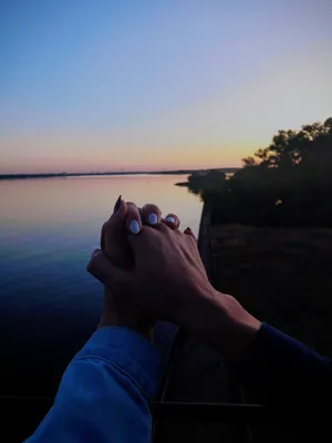 Изображение рук влюбленных пар на закате