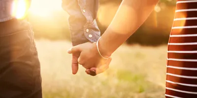 Картинка романтики: пары, держащиеся за руки