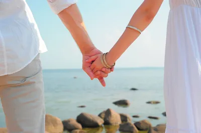 Руки влюбленных пар, окутанные теплом: изображение в формате WebP