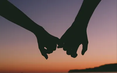 Влюбленные пары, держащиеся за руки на фоне горных вершин: фото в формате PNG