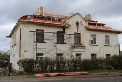 Частный дом - Небольшой деревянный дом простой геометрии