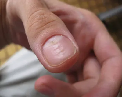 Нежные волнистые ногти на руках: фотография в формате JPG