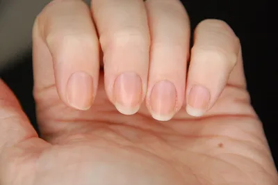 Красивый маникюр: волнистые ногти на руках в формате JPG