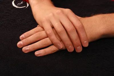 Волнистые ногти на руках: фото с френчем