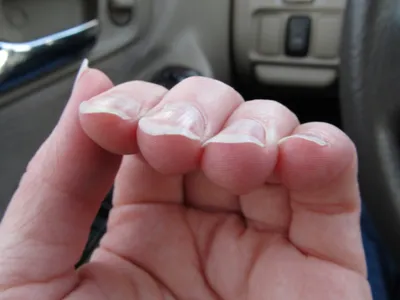 PNG изображение волнистых ногтей на руках с глиттером
