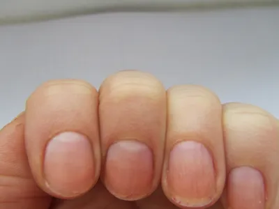 WebP фотография волнистых ногтей на руках с цветочным узором