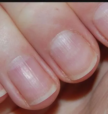 Нежный маникюр: красивые волнистые ногти на руках