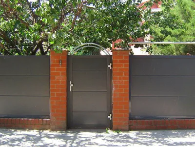 Забор с воротами и калиткой из евроштакетника - купить | Ворота и калитки  из металлического штакетника с установкой под ключ