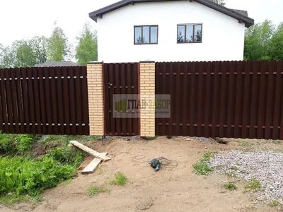 Распашные ворота со встроенной калиткой - цены на установку в Москве -  Заборкин