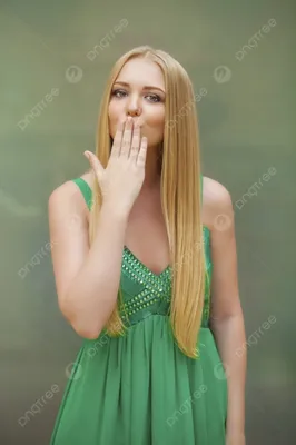 Красивая блондинка посылает воздушный поцелуй Векторное изображение  ©Salvadorova 179609296