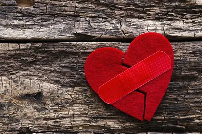 Психологи рассказали, как исцелить разбитое расставанием сердце